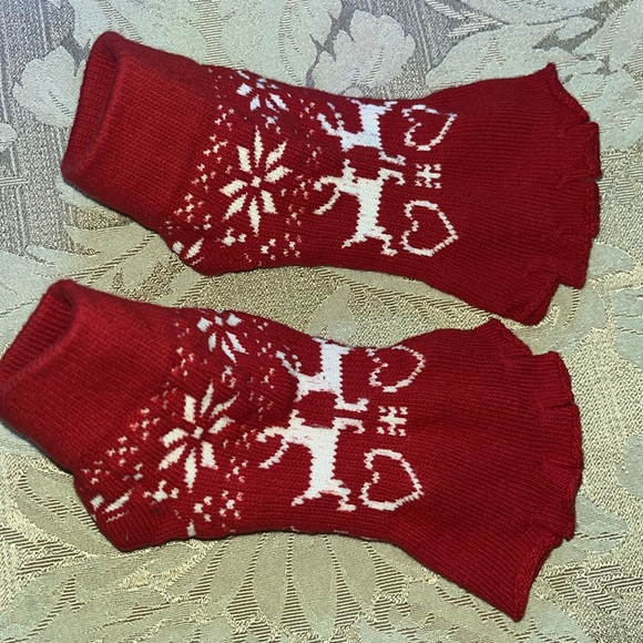 NWOT TOESOX red holiday toesox - Picture 2 of 3